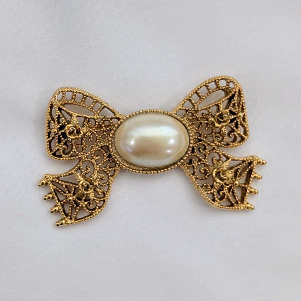 Vintage 1928 Brand Faux Pearl Gold Filigree Bow And Roses 1.75" x 3" Brooch Pin - Picture 2 of 6